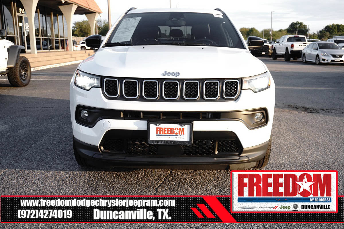 Used 2024 Jeep Compass Latitude AWD/4WD image 8