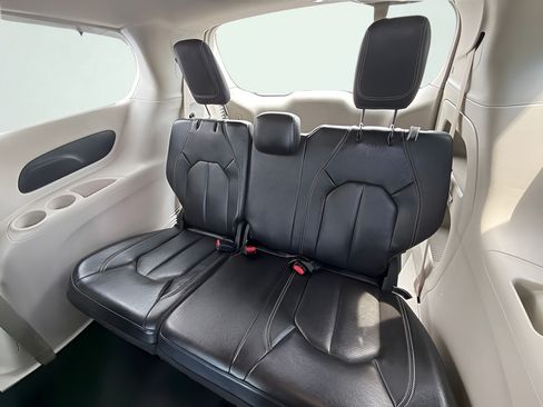 Used 2022 Chrysler Pacifica Touring-L FWD image 18