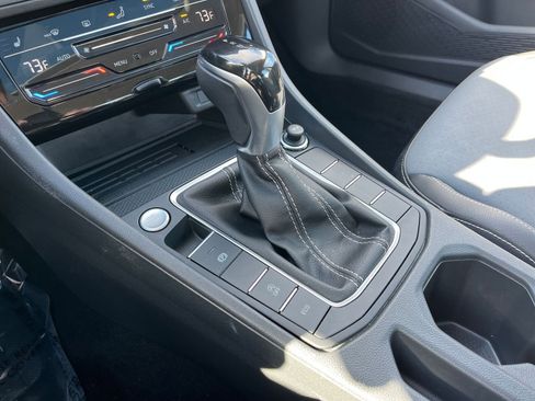 Used 2025 Volkswagen Jetta SE image 40