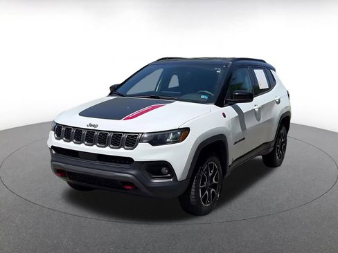Used 2025 Jeep Compass Trailhawk AWD/4WD image 7