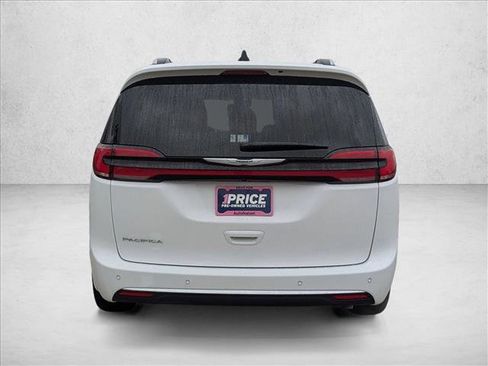 Used 2025 Chrysler Pacifica Pinnacle image 7