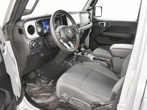 Used 2024 Jeep Wrangler Unlimited Sahara image 13