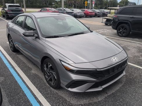 Used 2025 Hyundai Elantra Sport FWD image 2