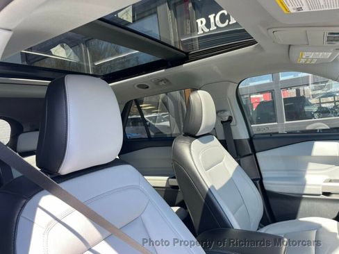 Used 2021 Ford Explorer XLT w/ XLT Sport Appearance Package image 23