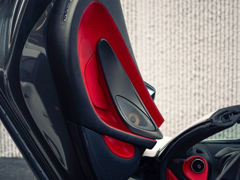 Used 2019 McLaren 570S Spider RWD image 4