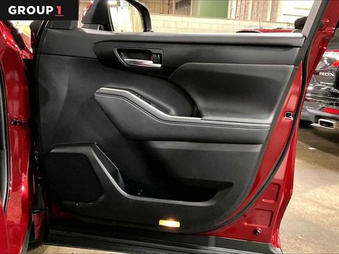 Used 2021 Toyota Highlander XLE image 22