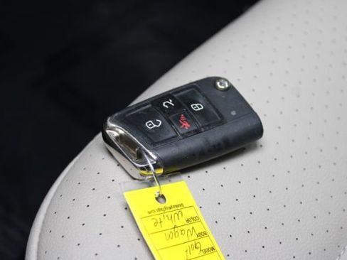 Used 2018 Volkswagen Golf SE image 16