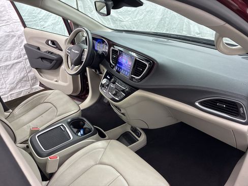 Used 2017 Chrysler Pacifica Limited FWD image 7