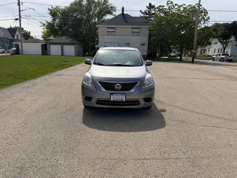 Used 2014 Nissan Versa SV FWD image 2