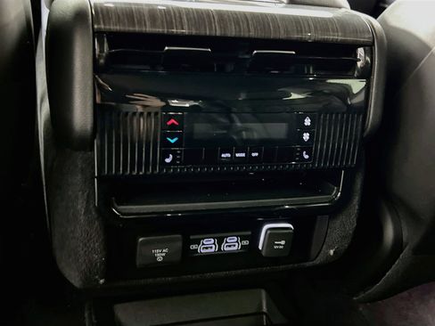 Used 2022 Jeep Wagoneer Series III w/ Rear Seat Video Group 1 AWD/4WD image 27