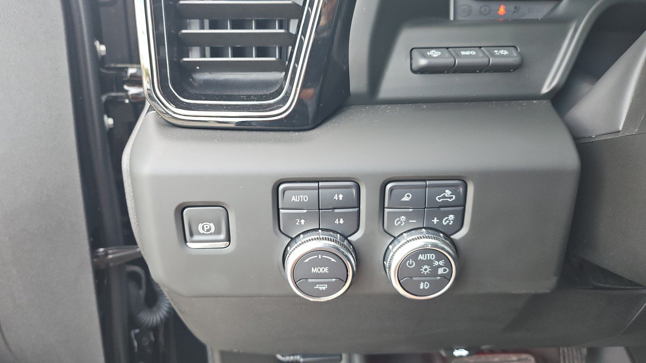 Used 2025 GMC Sierra 1500 AT4 w/ AT4 Premium Package AWD/4WD image 17