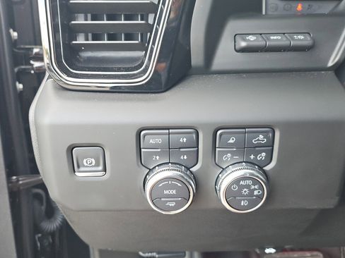 Used 2025 GMC Sierra 1500 AT4 w/ AT4 Premium Package AWD/4WD image 17