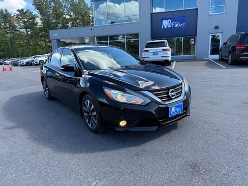 Used 2017 Nissan Altima 2.5 SV w/ Convenience Package FWD image 2