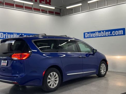 Used 2018 Chrysler Pacifica Touring-L Plus FWD image 2