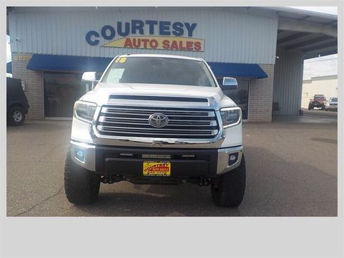 Used 2018 Toyota Tundra Limited w/ Limited Premium Package AWD/4WD image 11