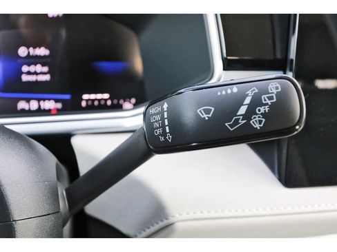 Used 2025 Volkswagen Taos SE image 18