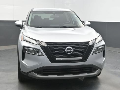 Used 2022 Nissan Rogue SV image 2
