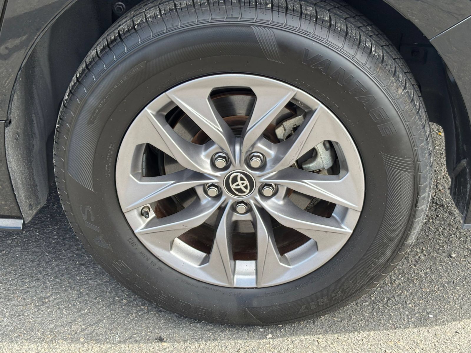 Used 2025 Toyota Sienna XLE FWD image 32