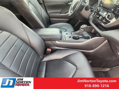 Used 2020 Toyota Highlander XLE AWD/4WD image 14