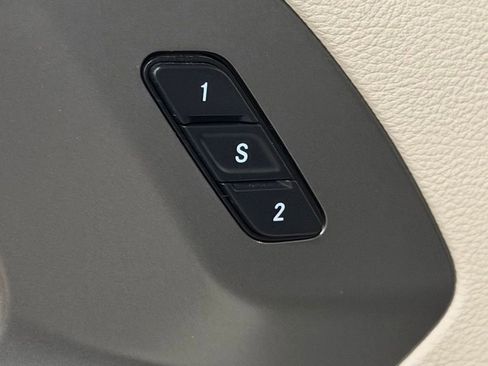 Used 2022 Chrysler Pacifica Touring-L w/ Uconnect Theater Family Group image 35