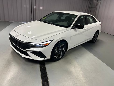 Used 2025 Hyundai Elantra Sport FWD image 3