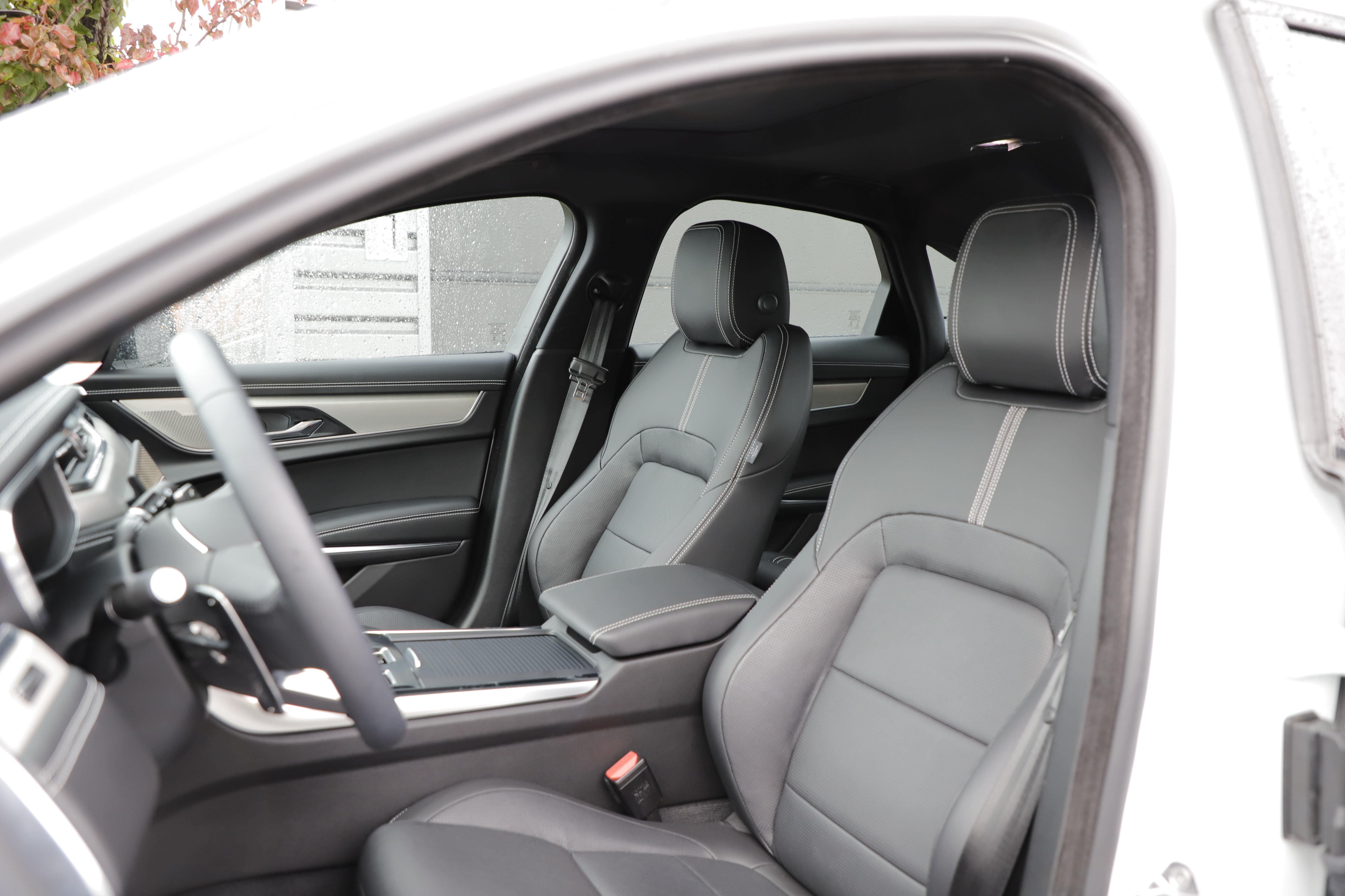 Used 2024 Jaguar XF R-Dynamic SE AWD/4WD image 18