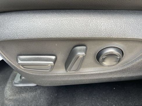Used 2020 Toyota Highlander XLE FWD image 12