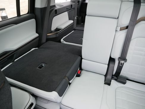 Used 2026 Rivian R1S Premium image 12