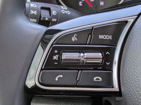 Certified 2021 Kia Seltos SX w/ SX Sunroof Package image 33