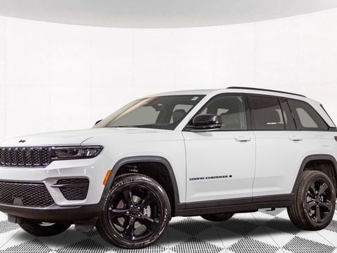 New 2025 Jeep Grand Cherokee Laredo image 2