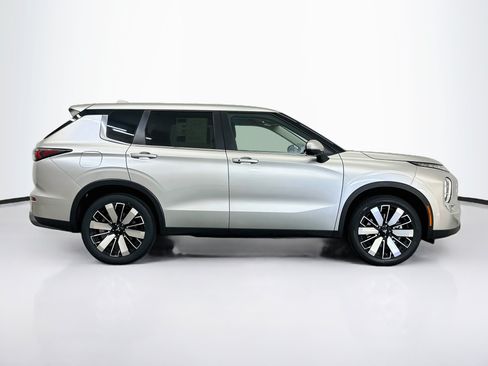 Used 2025 Mitsubishi Outlander SE AWD/4WD image 10