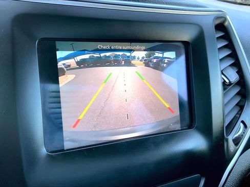 Used 2019 Jeep Cherokee Latitude w/ Popular Appearance Group FWD image 27