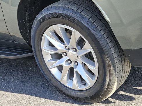 Used 2023 Chevrolet Suburban Premier image 7