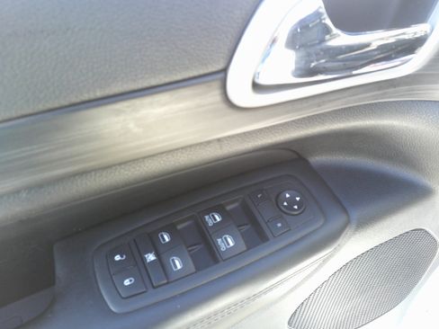 Used 2022 Jeep Grand Cherokee Laredo X image 17