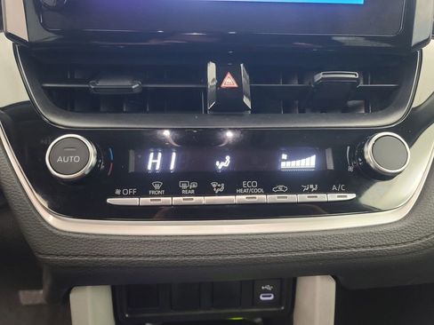 Used 2025 Toyota Corolla Cross LE image 32