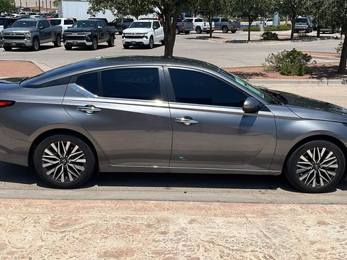 Used 2023 Nissan Altima 2.5 SV FWD image 9