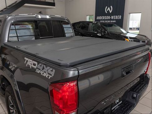 Used 2017 Toyota Tacoma TRD Sport AWD/4WD image 20