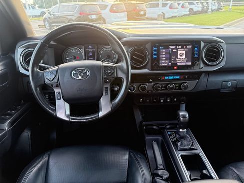 Used 2019 Toyota Tacoma TRD Sport w/ TRD Premium Sport Package AWD/4WD image 8