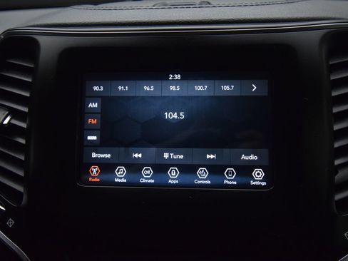 Used 2019 Jeep Cherokee Latitude Plus w/ Cold Weather Group AWD/4WD image 17