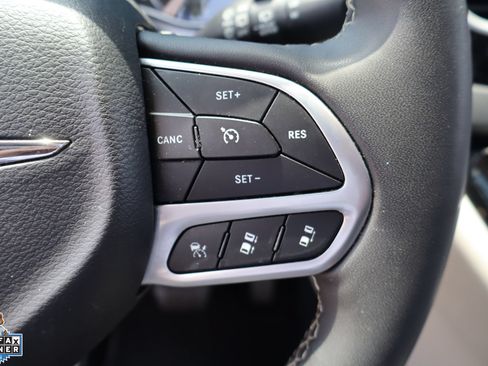 Used 2023 Chrysler Pacifica Touring-L FWD image 17
