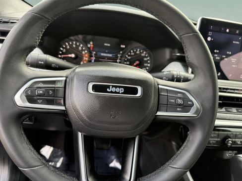 Used 2024 Jeep Compass Latitude image 13