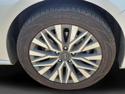 Used 2024 Nissan Altima 2.5 SV FWD image 7