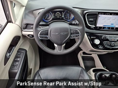 Used 2022 Chrysler Pacifica Touring-L image 16