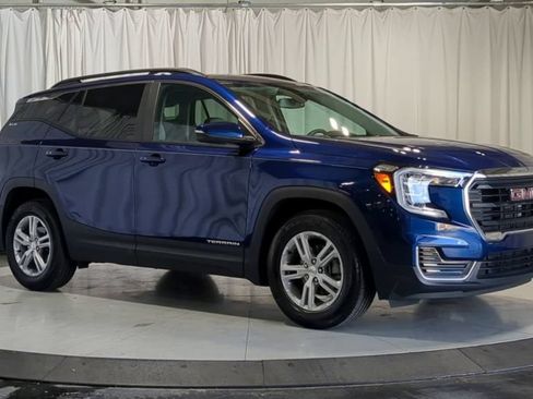 Used 2023 GMC Terrain SLE w/ Driver Convenience Package FWD image 2