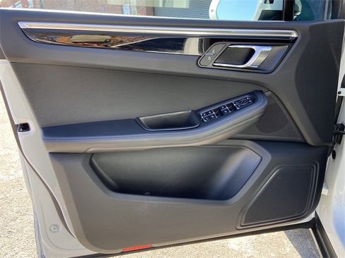 Used 2021 Porsche Macan image 23