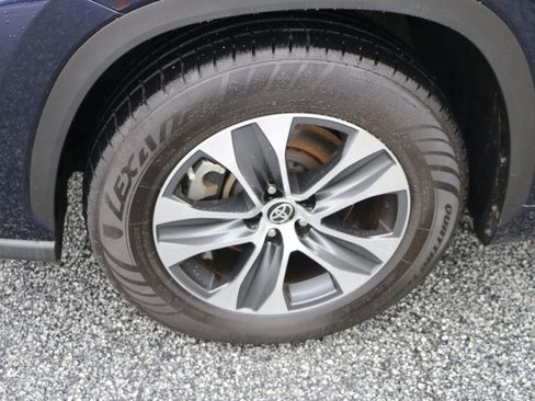 Used 2023 Toyota Highlander XLE FWD image 14