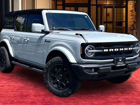 Used 2023 Ford Bronco Outer Banks AWD/4WD image 2