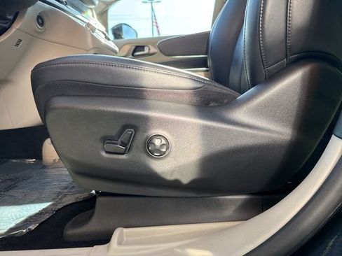 Used 2024 Chrysler Pacifica Touring-L image 8