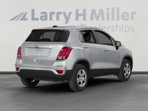 Used 2017 Chevrolet Trax LS image 2