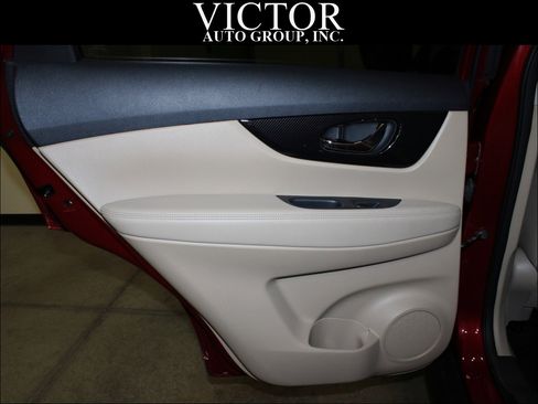 Used 2018 Nissan Rogue SL w/ Premium Package image 26